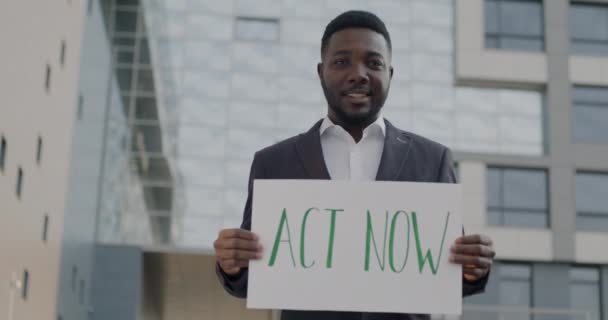 Porträt Eines Glücklichen Afroamerikanischen Mannes Mit Motivierendem Banner Act Now — Stockvideo