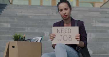 Şehirdeki ofis binasının merdivenlerinde elinde 