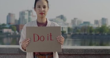 Elinde melez genç bir kadının yavaş çekimde çekilmiş portresi şehrin dışında dikilerek destek ve motivasyonunu gösteriyor. İlham ve meydan okuma konsepti.