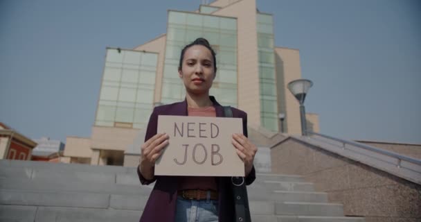 Långsam Rörelse Arbetslösa Biracial Kvinna Innehar Behöver Jobbskylt Söker Arbetsmöjligheter — Stockvideo