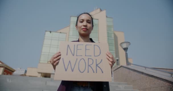 Portrét Mladé Ženy Která Hledá Práci Držení Need Work Banner — Stock video