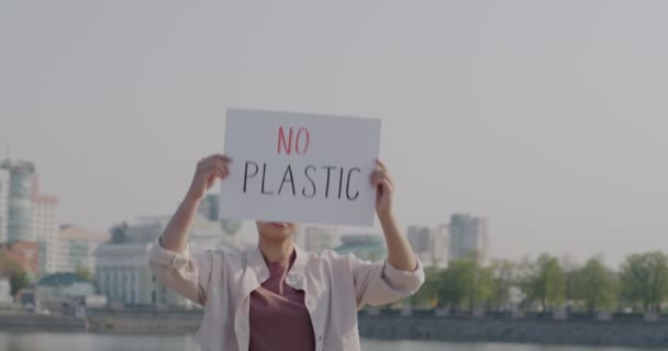 Portrait Ralenti Une Fille Biraciale Responsable Tenant Aucune Bannière Plastique — Video