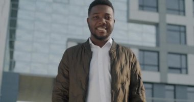 Neşeli Afrikalı Amerikalı adam başarısını kutlayarak mutluluğunu ifade ediyor şehir sokaklarında başarının tadını çıkarıyor. Pozitif duygu ve insanların kavramı.