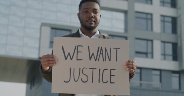 Retrato Cámara Lenta Del Activista Social Afroamericano Que Sostiene Pancarta — Vídeos de Stock