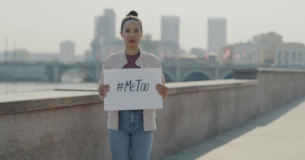 Portrét Mladé Dámy Která Drží Náručí Protestuje Proti Sexuálnímu Zneužívání — Stock video