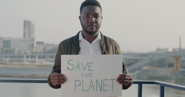 Retrato Cámara Lenta Del Hombre Afroamericano Preocupado Sosteniendo Letrero Planet — Vídeo de stock