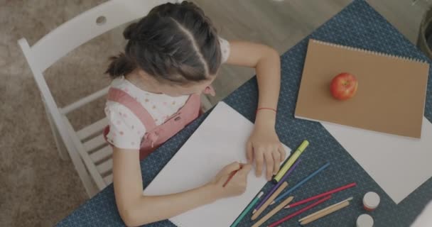 Draufsicht Des Kreativen Kleinen Mädchenporträts Das Sich Auf Die Kunst — Stockvideo