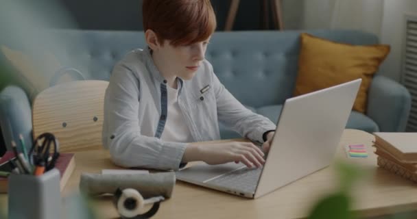 Slimme Tiener Typen Met Laptop Browsen Geconcentreerd Huiswerk Online Onderzoek — Stockvideo
