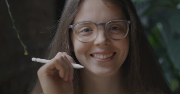 Close Retrato Mulher Caucasiana Alegre Usando Óculos Segurando Caneta Digital — Vídeo de Stock