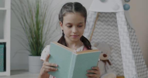 Enfant Joyeux Petit Livre Lecture Fille Souriant Concentré Sur Activité — Video