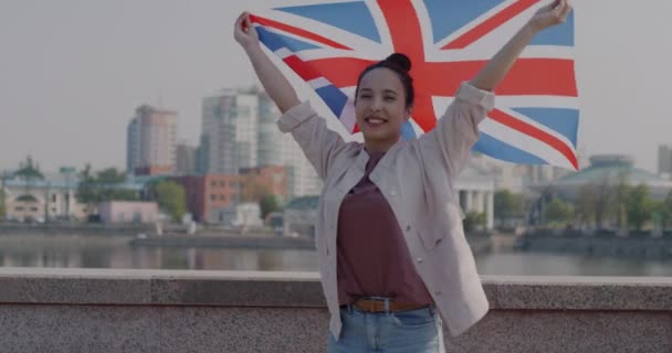 Retrato Cámara Lenta Hermosa Joven Patriota Ondeando Bandera Británica Sonriendo — Vídeos de Stock