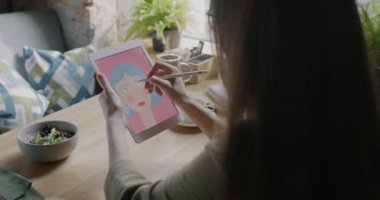 Grafik tabletli ve modern kafede çay içen yetenekli tasarımcı çiziminin omuzları üzerinde. Teknoloji ve uzak iş kavramı.