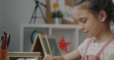 Stüdyoda eğlenirken gülümseyen küçük güzel bir kızın yakın çekimi. Mutlu çocukluk ve pozitif duygu kavramı.