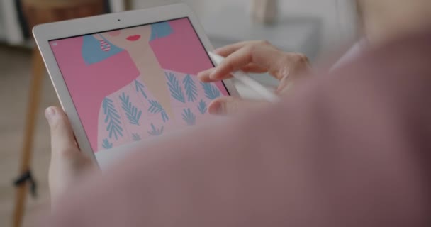 Κοντινό Πλάνο Του Γυναικείου Χεριού Γραφιστική Απεικόνιση Χρησιμοποιώντας Γραφικά Tablet — Αρχείο Βίντεο
