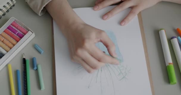 Großaufnahme Der Weiblichen Hand Mit Wachsmalstift Zeichnung Pflanze Skizzenbuch Arbeiten — Stockvideo