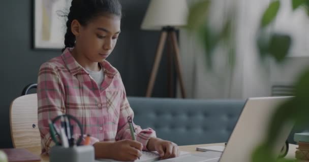 聪明的中东孩子带着笔记本电脑做作业 坐在家里写字台边 教育和知识概念 — 图库视频影像