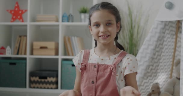 Neşeli Çocuk Portresi Çevrimiçi Video Görüşmesinden Zevk Alıyor Sallayarak Evde — Stok video
