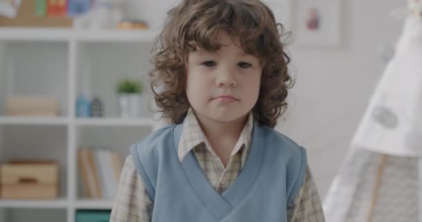 Ηρεμία Και Σκεπτική Μικρό Αγόρι Στέκεται Στο Παιδικό Δωμάτιο Λυπημένο — Αρχείο Βίντεο