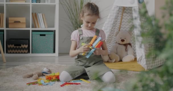 Портрет Щасливої Дитини Грає Дерев Яним Будівельним Набором Насолоджується Іграшками — стокове відео