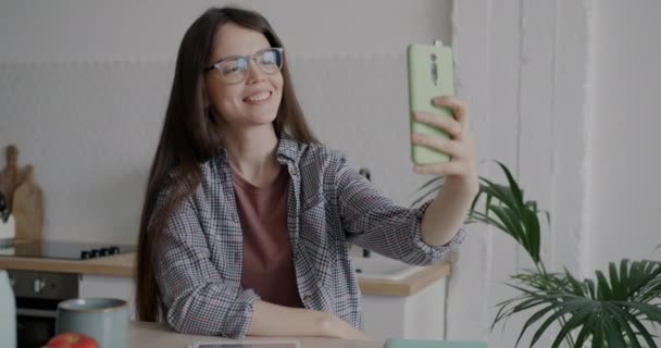 Movimento Lento Jovem Alegre Tomando Selfie Com Câmera Smartphone Posando — Vídeo de Stock