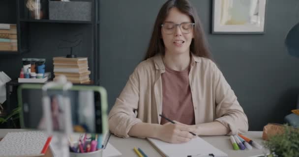 Kreativ Ung Kvinna Influencer Inspelning Handledning Konst Med Hjälp Smartphone — Stockvideo
