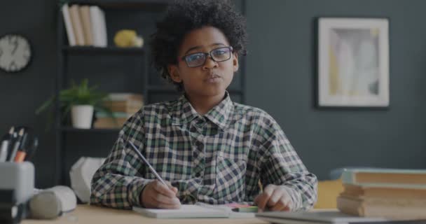 聪明的非洲裔美国男孩在网上和老师聊天 并在家里写视频通话的肖像 远程教育和儿童概念 — 图库视频影像