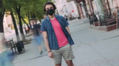 Arap 'ın Metropolis merkezinde dikilirken çekilmiş yüz maskesi takarak covid-19 virüsünü önlemek için. Salgın ve şehir hayatı konsepti.