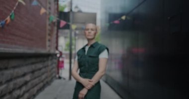 Kendine güveni tam bir kadın portresi. Sokakta dikiliyor ve ciddi bir yüzle kameraya bakıyor. Halk ve şehir yaşam tarzı.