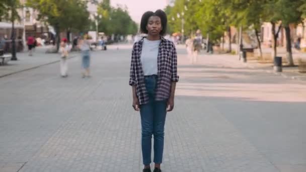 Увеличение Времени Съемки Портрета Афроамериканского Студента Стоящего Оживленной Улице Современном — стоковое видео