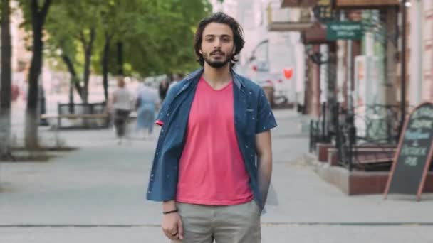 Yakışıklı Bir Arap Gündelik Giysiler Içindeki Portresi Şehir Caddesinde Tek — Stok video
