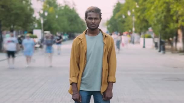 Портрет Індійського Хлопця Стоїть Жвавій Вулиці Потоком Людей Рухаються Зайняте — стокове відео