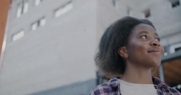 Portrait Jeune Femme Afro Américaine Heureuse Regardant Ville Profitant Visites — Video