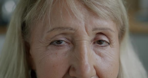 Крупный План Портрета Задумчивой Пожилой Женщины Смотрящей Камеру Серьезными Глазами — стоковое видео