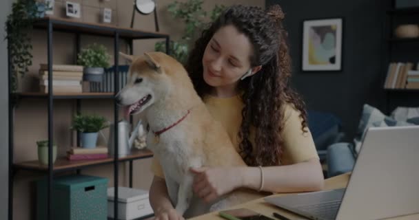 Повільний Портрет Привабливої Жінки Яка Погладжує Красиву Собаку Іну Виражає — стокове відео