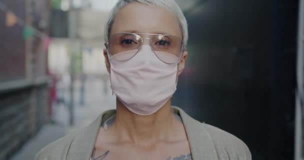 Portret Van Een Aantrekkelijke Blonde Met Gezichtsmasker Stad Tijdens Covid — Stockvideo
