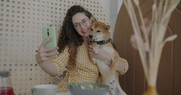 Movimento Lento Jovem Dona Cão Posando Para Câmera Smartphone Tirando — Vídeo de Stock