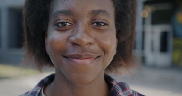 Close Portræt Munter Afrikansk Amerikansk Person Ser Kamera Med Glade – Stock-video