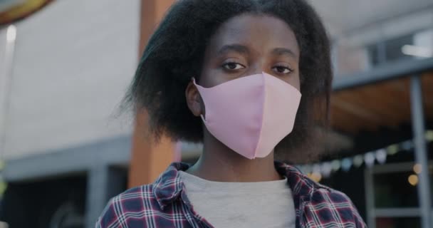 Retrato Una Chica Afroamericana Con Máscara Facial Aire Libre Sobreviviendo — Vídeos de Stock