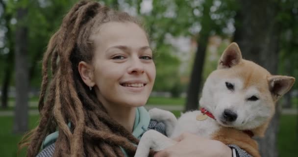 Close Retrato Câmera Lenta Menina Com Dreadlocks Segurando Cão Shiba — Vídeo de Stock