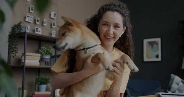 Портрет Дівчини Розмовляє Сміється Граючи Собакою Шиба Іну Під Час — стокове відео