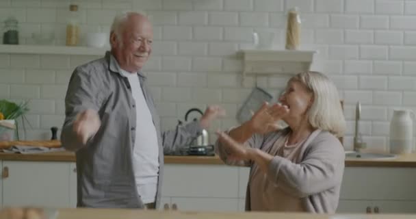 Wolny Ruch Radosnych Starszych Ludzi Mąż Żona Tańczą Kuchni Domu — Wideo stockowe