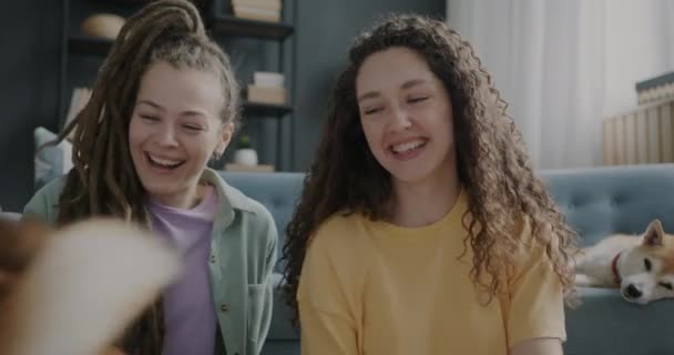 Retrato Chicas Alegres Amigos Haciendo Videollamadas Línea Chateando Divirtiéndose Con — Vídeo de stock