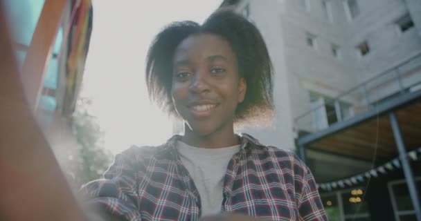 Portræt Glad Afrikansk Amerikansk Kvinde Gør Videoopkald Udendørs Solrig Dag – Stock-video