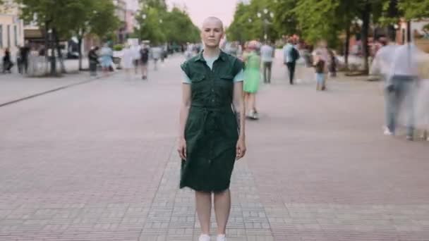 Zoom Time Lapse Πορτρέτο Της Όμορφης Νεαρής Γυναίκας Που Στέκεται — Αρχείο Βίντεο