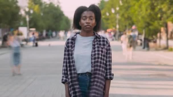 Zoom Arrière Portrait Femme Afro Américaine Sérieuse Debout Dans Rue — Video