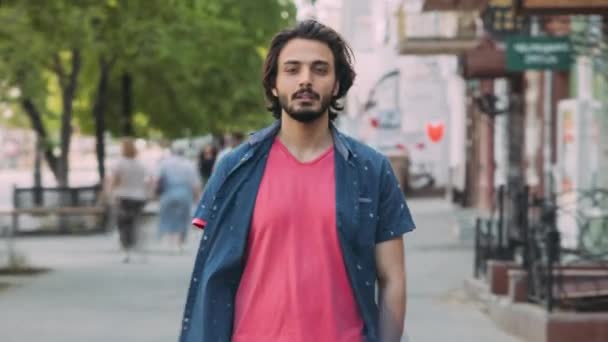 Zoom Lapso Tiempo Retrato Atractivo Hombre Oriente Medio Pie Solo — Vídeos de Stock