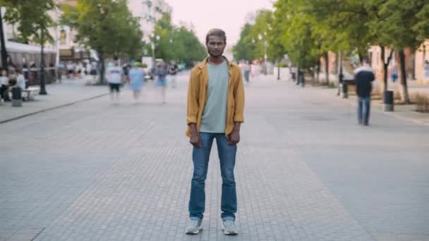 Retrato Lapso Tiempo Del Hombre Indio Serio Parado Calle Solo — Vídeos de Stock