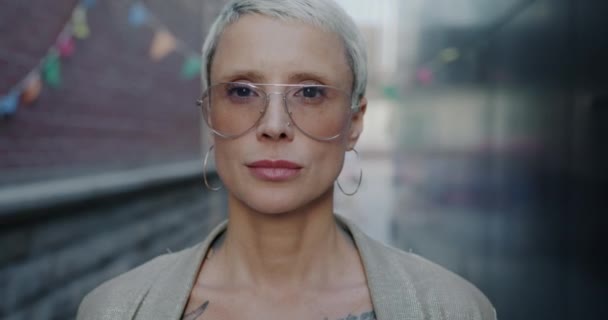 Açık Havada Duran Kısa Sarı Saçlı Gözlüklü Genç Bayanın Yavaş — Stok video