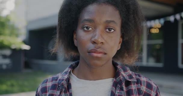 Langsom Bevægelse Portræt Forstyrret Afrikansk Amerikansk Kvinde Stående Udendørs Byen – Stock-video