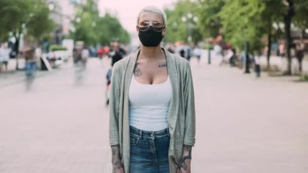 在城市幸存的大流行病中 戴着面罩站在室外的年轻女性的放大延时肖像 保健和个人保护概念 — 图库视频影像